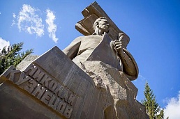 Памятник Герою Советского Союза Николаю Кузнецову.